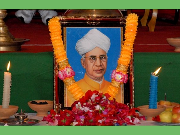 ಶಿಕ್ಷಕರ ದಿನದಂದು ರಾಧಾಕೃಷ್ಣನ್ ಅವರ ಬಗ್ಗೆ ನಿಮಗೆ ಗೊತ್ತಿರದ ಸಂಗತಿಗಳಿವು ಶಿಕ್ಷಕರ ದಿನದಂದು ರಾಧಾಕೃಷ್ಣನ್ ಅವರ ಬಗ್ಗೆ ನಿಮಗೆ ಗೊತ್ತಿರದ ಸಂಗತಿಗಳಿವು